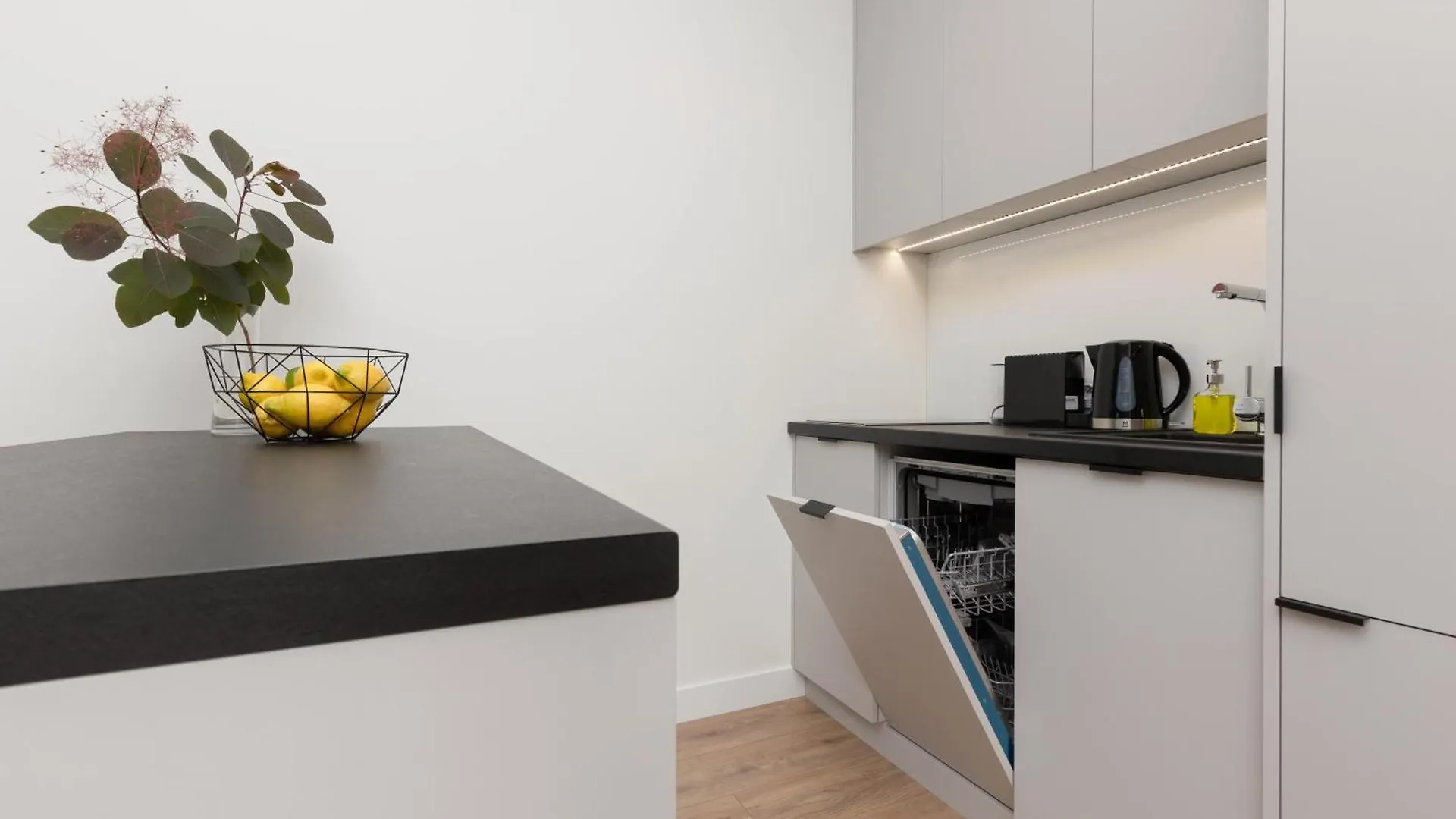 Cozy Apartments Domaniewska With Gym & Sauna In Mokotow By Noclegi Renters Warsaw Aparthotel